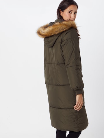 Urban Classics Zimní kabát – zelená: zadní strana