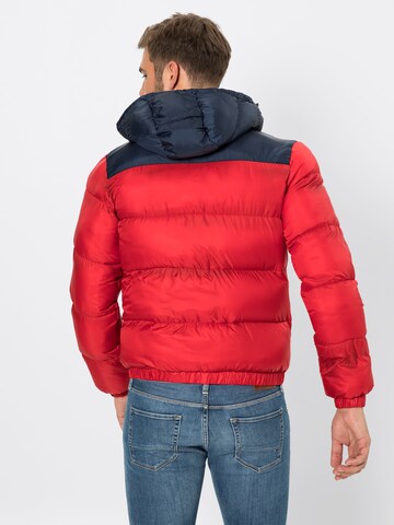 Veste d’hiver Tommy Jeans en rouge : derrière