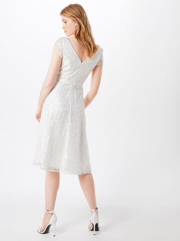 Robe de cocktail Unique en blanc : derrière