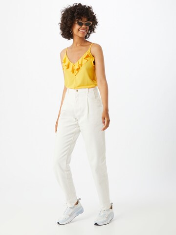 ABOUT YOU - Camisa 'Thora' em amarelo