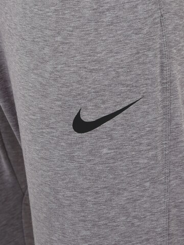 Effilé Pantalon de sport NIKE en gris