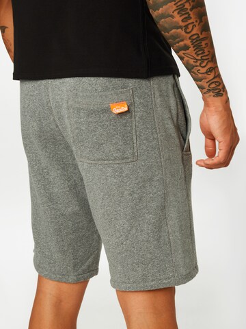 Superdry Normalny krój Spodnie w kolorze szary