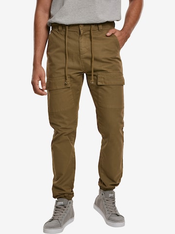 Urban Classics Tapered Cargo trousers in Green: front
