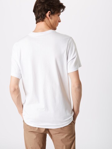 Coupe regular T-Shirt 'Futura' Nike Sportswear en blanc