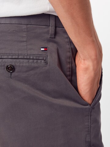 TOMMY HILFIGER Normální Chino kalhoty – šedá