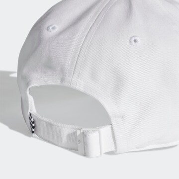 ADIDAS ORIGINALS Czapka z daszkiem w kolorze biały