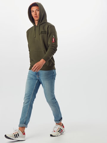 Regular fit Felpa 'Red Stripe' di ALPHA INDUSTRIES in verde