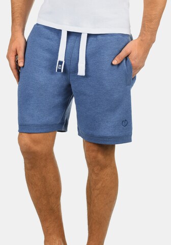 !Solid Regular Sweatshorts in Blau: predná strana