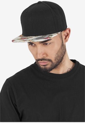 Casquette Flexfit en noir : devant