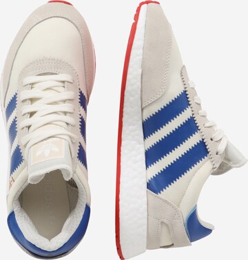 Baskets basses 'INIKI RUNNER' ADIDAS ORIGINALS en beige : sur le côté