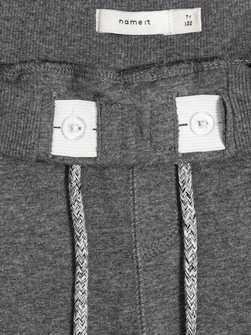 Effilé Pantalon 'Honk' NAME IT en gris