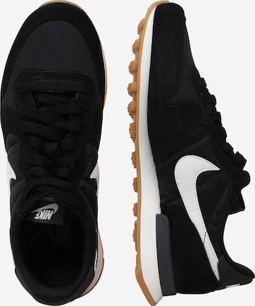 Nike Sportswear Låg sneaker 'Internationalist' i svart: sida