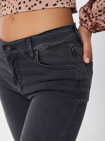 LTB Slimfit Farkut 'Lonia' värissä musta