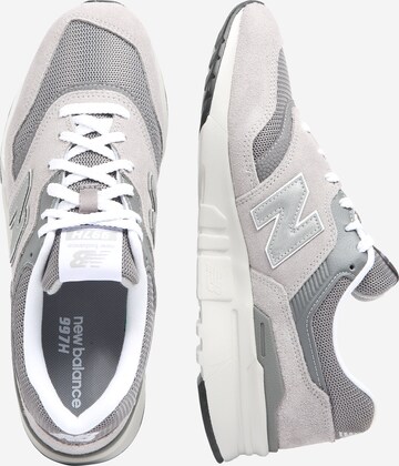 Baskets basses new balance en gris : sur le côté