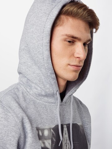 Mister Tee - Sudadera 'Pray' en gris