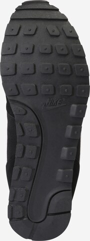 Baskets basses Nike Sportswear en noir : en bas