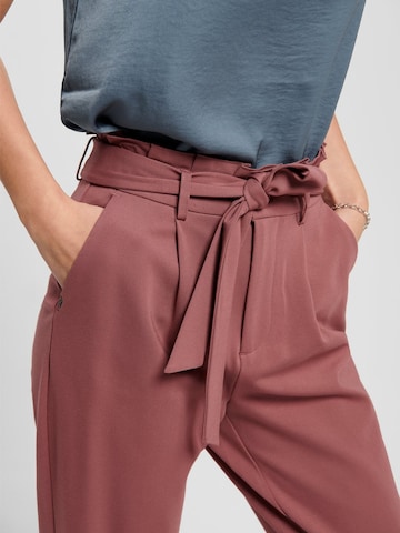 ONLY Tapered Pleat-Front Pants in Red: front