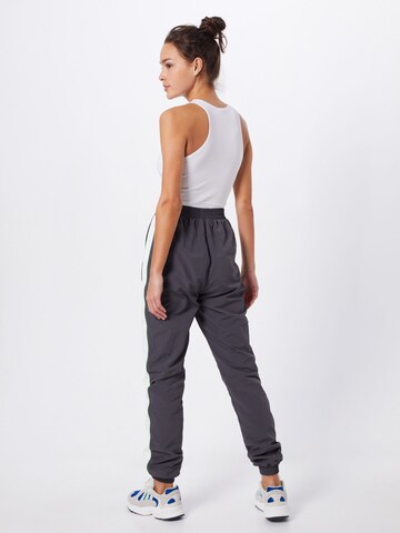 Effilé Pantalon Urban Classics en gris