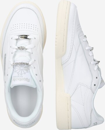 Baskets basses 'Club C 85' Reebok en blanc : sur le côté