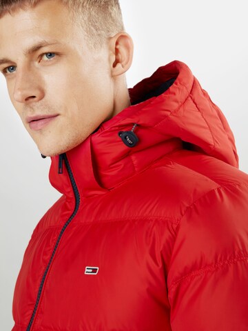 Coupe regular Veste d’hiver Tommy Jeans en rouge