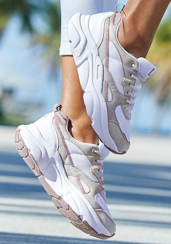 LASCANA Sneaker in Grau