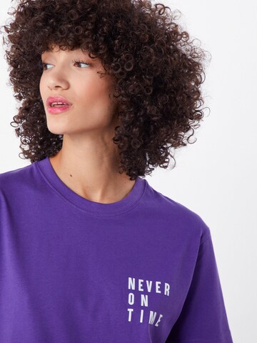 Merchcode T-Shirt 'Never On Time' in Lila