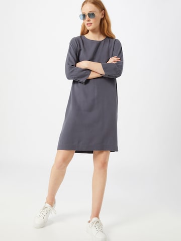 Robe 'Vadelmaa' ARMEDANGELS en gris