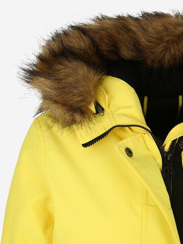 CHIEMSEE Зимно палто в жълто