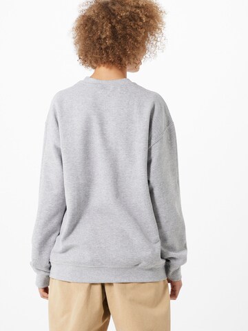 Boohoo - Sweatshirt em cinzento