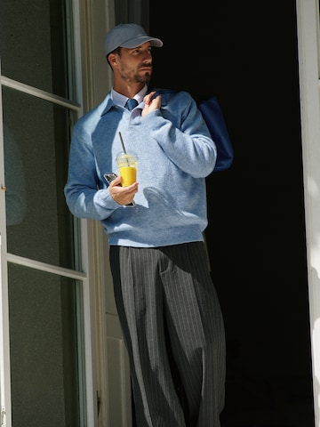 Blue Pullover And Tie Look