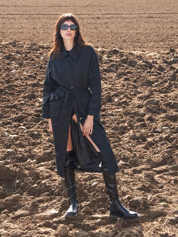 Black Trenchcoat Look