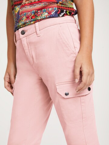 Coupe slim Pantalon cargo heine en rose