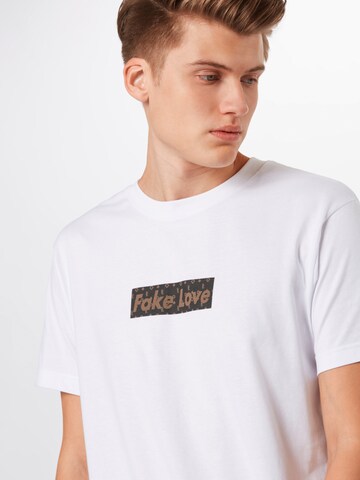 Mister Tee Shirt 'Fake Love' in Wit