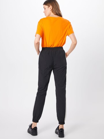 Effilé Pantalon Urban Classics en noir : derrière