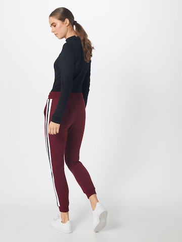 Urban Classics Tapered Broek in Rood: terug