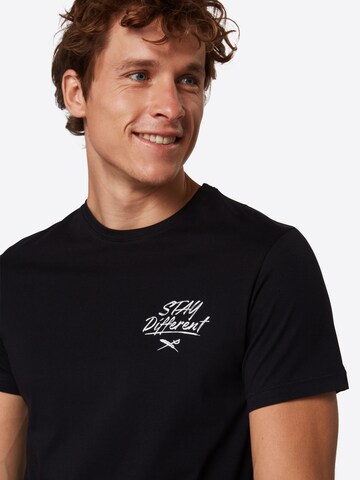 Tricou 'Bye Bye Cat' de la Iriedaily pe negru