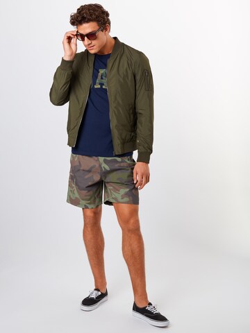 Tricou 'V-SS CAMO ARCH LOGO TEE' de la GAP pe albastru