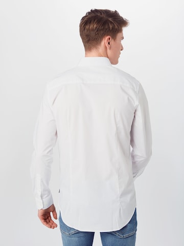 balta Matinique Priglundantis modelis Marškiniai 'Robo'