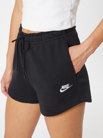 Nike Sportswear - Regular Calças 'Essential' em preto