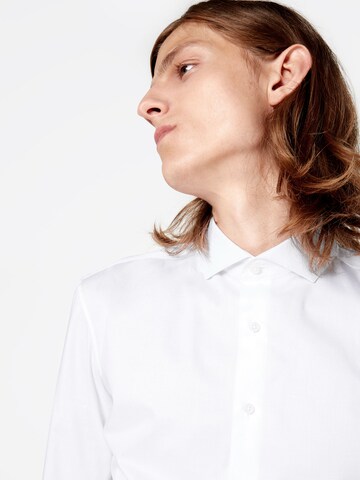 Coupe slim Chemise business 'Elias' DRYKORN en blanc