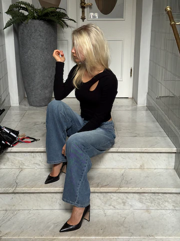 Black Blouse And Jeans Look