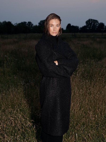 Lorena Rae - Comfy Black Coat Look by R�ÆRE