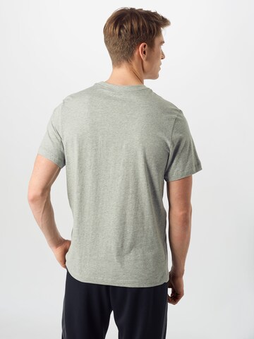Nike Sportswear Regular Fit T-Shirt 'Swoosh' in Grau