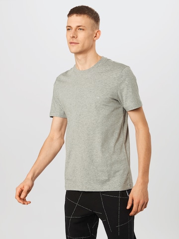 T-Shirt Calvin Klein en gris : devant