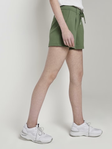 Regular Pantaloni cutați de la TOM TAILOR DENIM pe verde