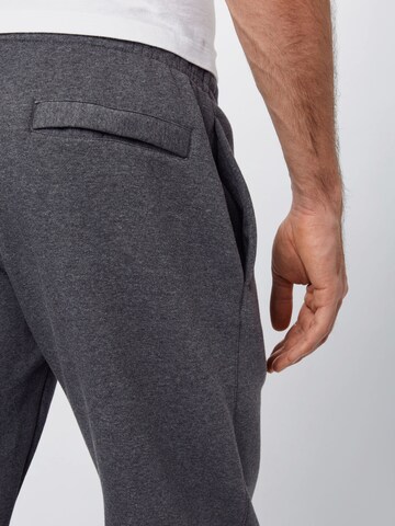 Nike Sportswear - Tapered Calças 'Club Fleece' em cinzento