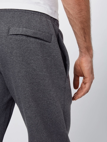Effilé Pantalon 'Club Fleece' Nike Sportswear en gris