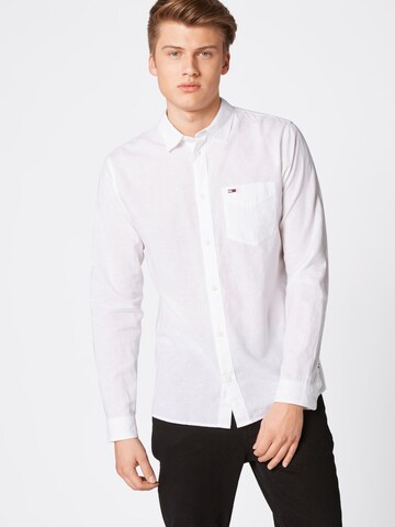 Coupe regular Chemise Tommy Jeans en blanc : devant