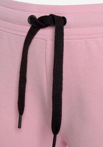 BENCH Regular Shorts in Pink