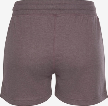 BENCH Regular Loungeshorts in Lila